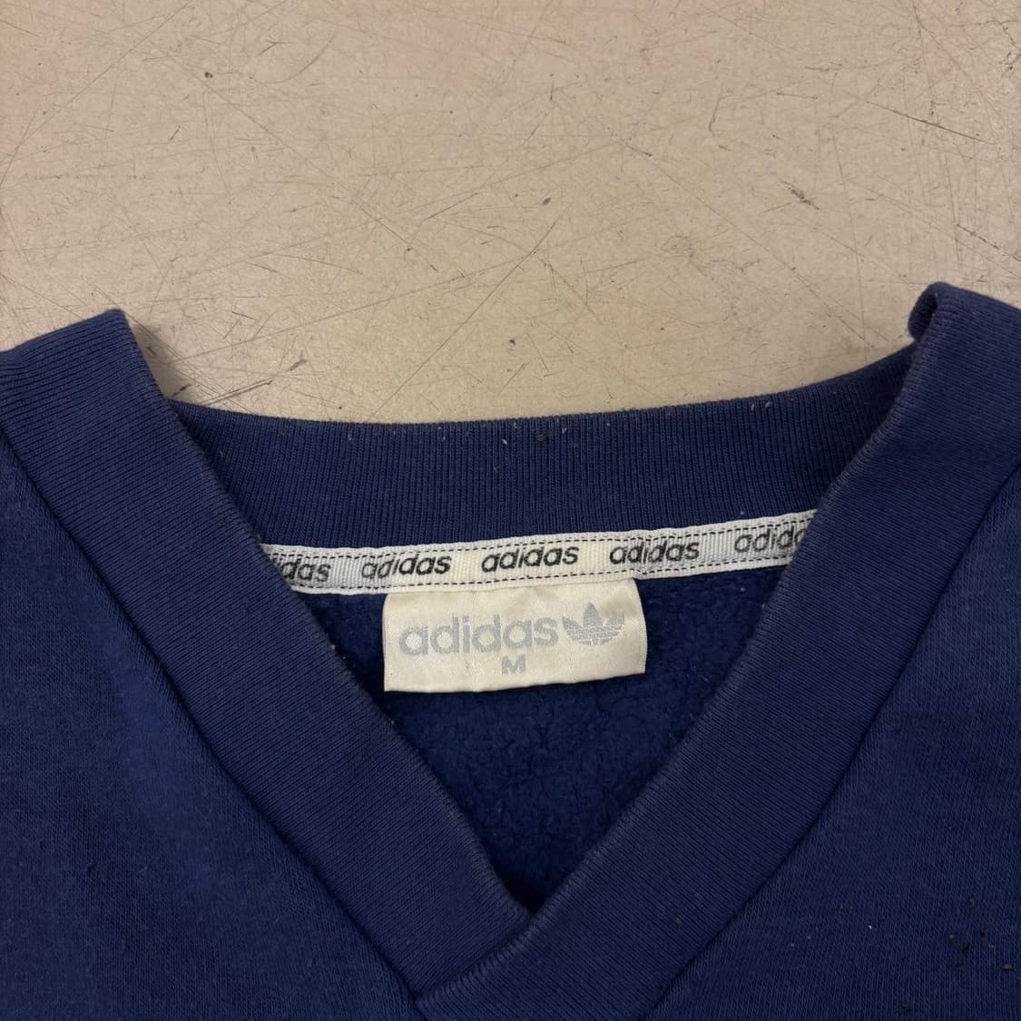 아디다스 올드스쿨 브이넥 삼선 맨투맨 상품이미지3