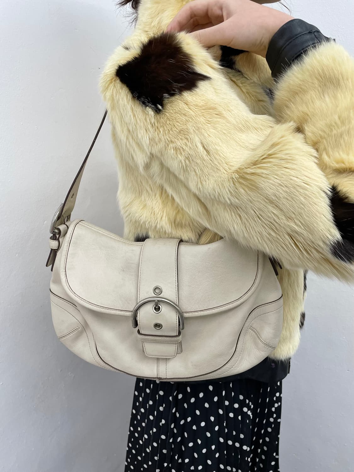 아이보리 코치 버클 숄더백 상품이미지2