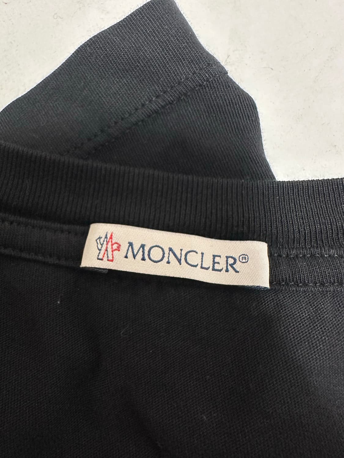 몽클레어 팔 로고 와펜 블랙 롱슬리브 상품이미지5