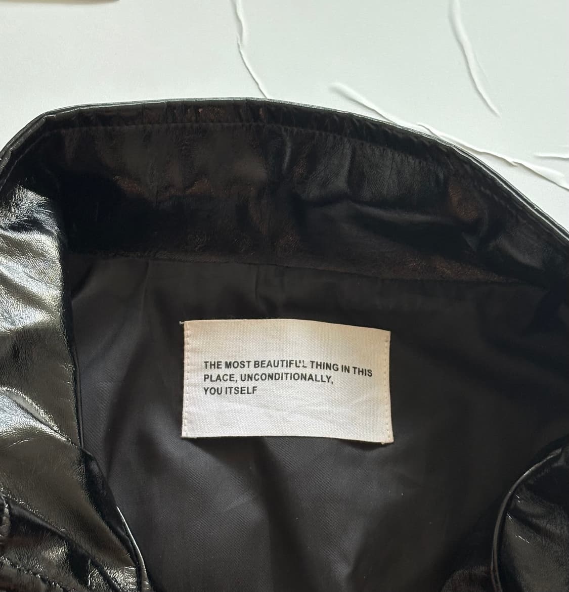 플레이스 스튜디오 크롭 유광 에나멜 자켓 상품이미지4