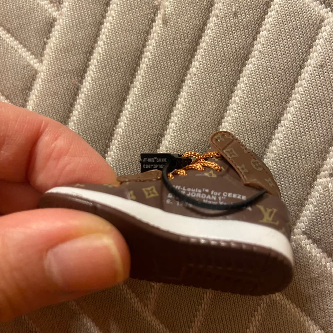 키링 루이비통 오프화이트 모노그램 미니어처 미니어쳐 슈즈 신발 키체인 상품이미지4