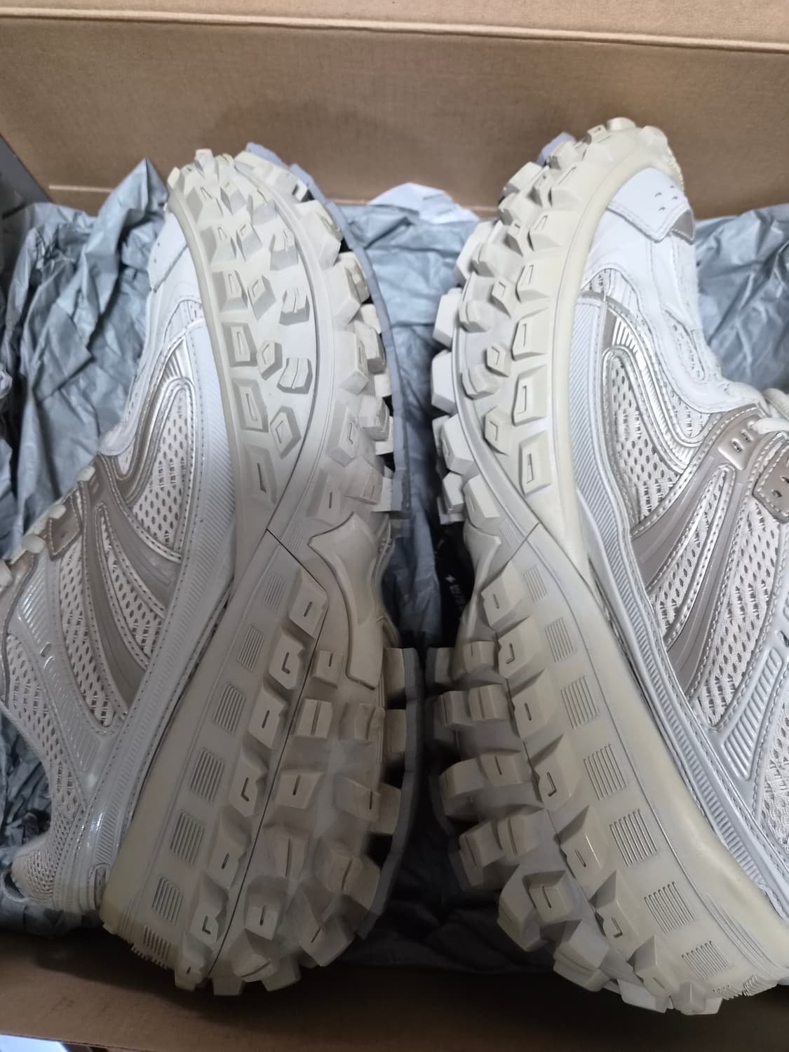 발렌시아가 디펜더 베이지 42사이즈 밑창보강 완료 상품이미지3