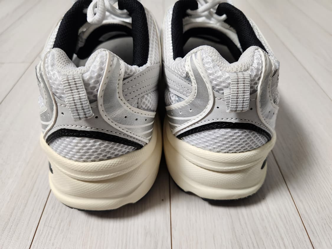 뉴발란스 530 실버 크림 MR530TA 운동화 사이즈275

사진처럼  상품이미지4