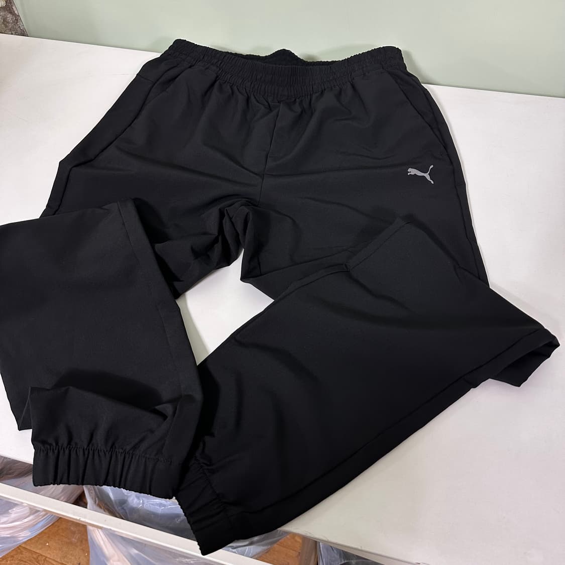 L 푸마 블랙 기본로고 레귤러핏 바막재질 조거팬츠 상품이미지3