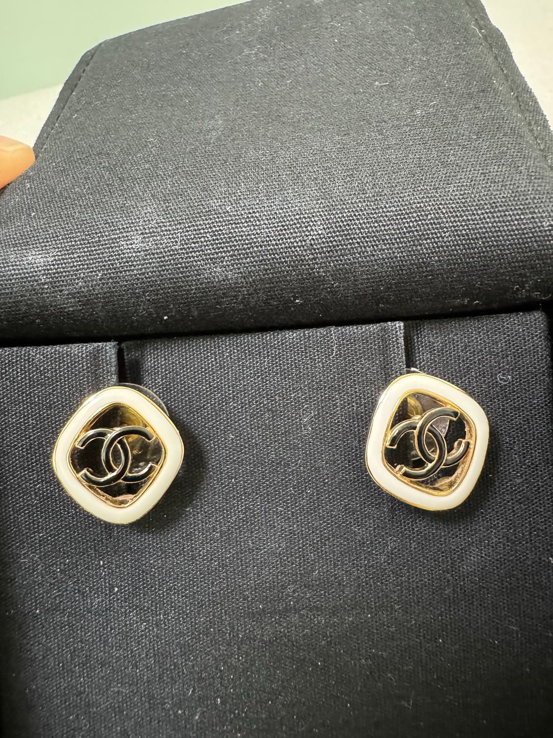 샤넬 cc 로고 에나멜 귀걸이 상품이미지5
