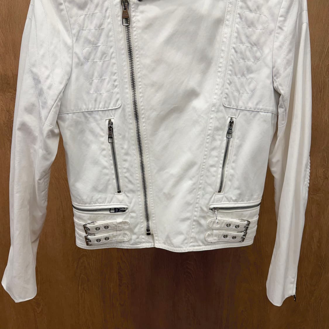 루이비통 하이넥 바이커 자켓 사선 지퍼 멀티 포켓 디테일 슬림핏 아이보리 상품이미지5