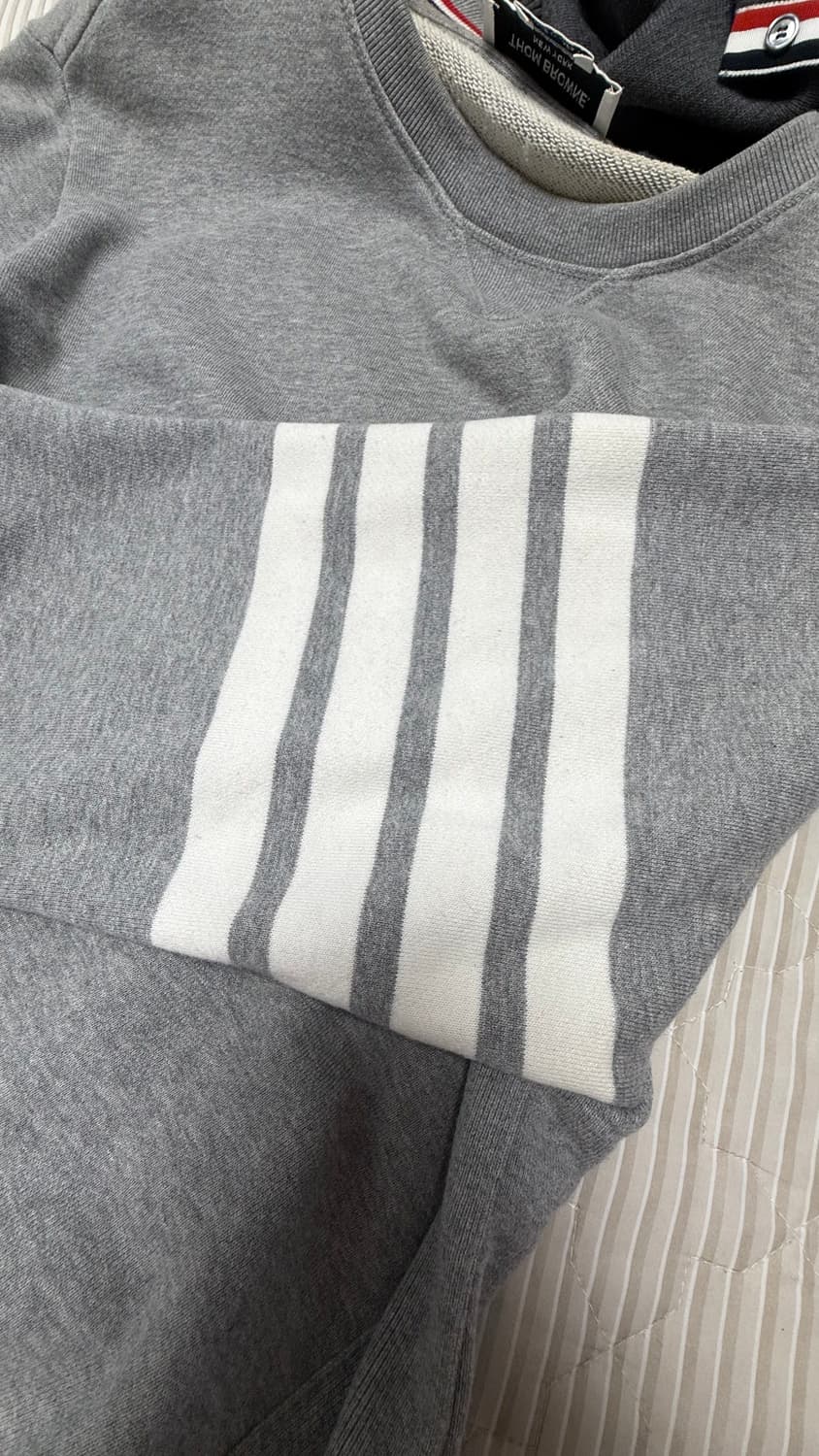 [6] 톰브라운 사선완장 맨투맨 그레이 상품이미지4