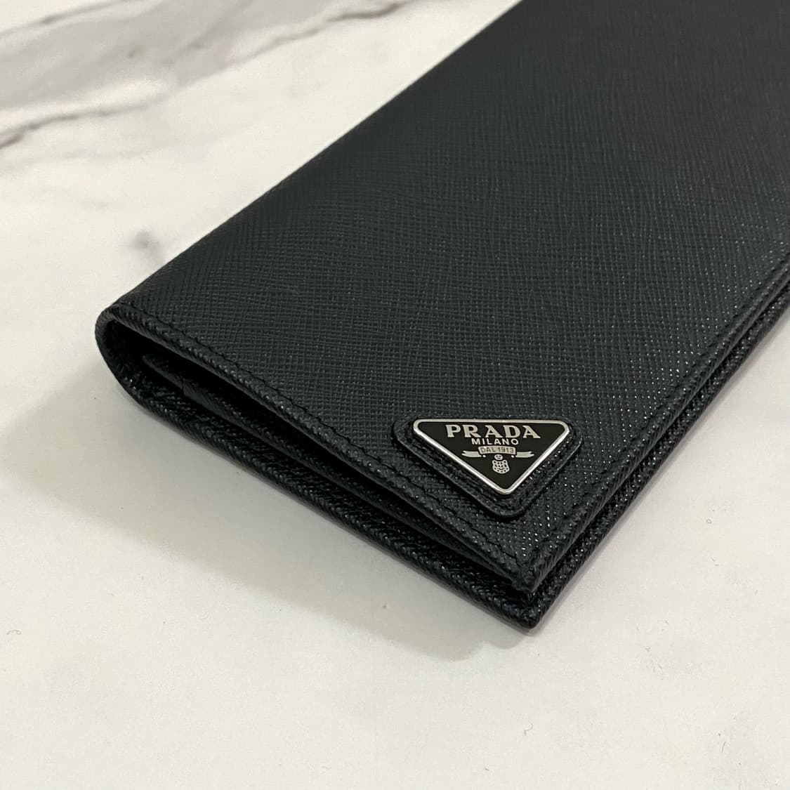 새상품급 프라다 사피아노 레더 삼각로고 장지갑 블랙 2MV836 상품이미지2