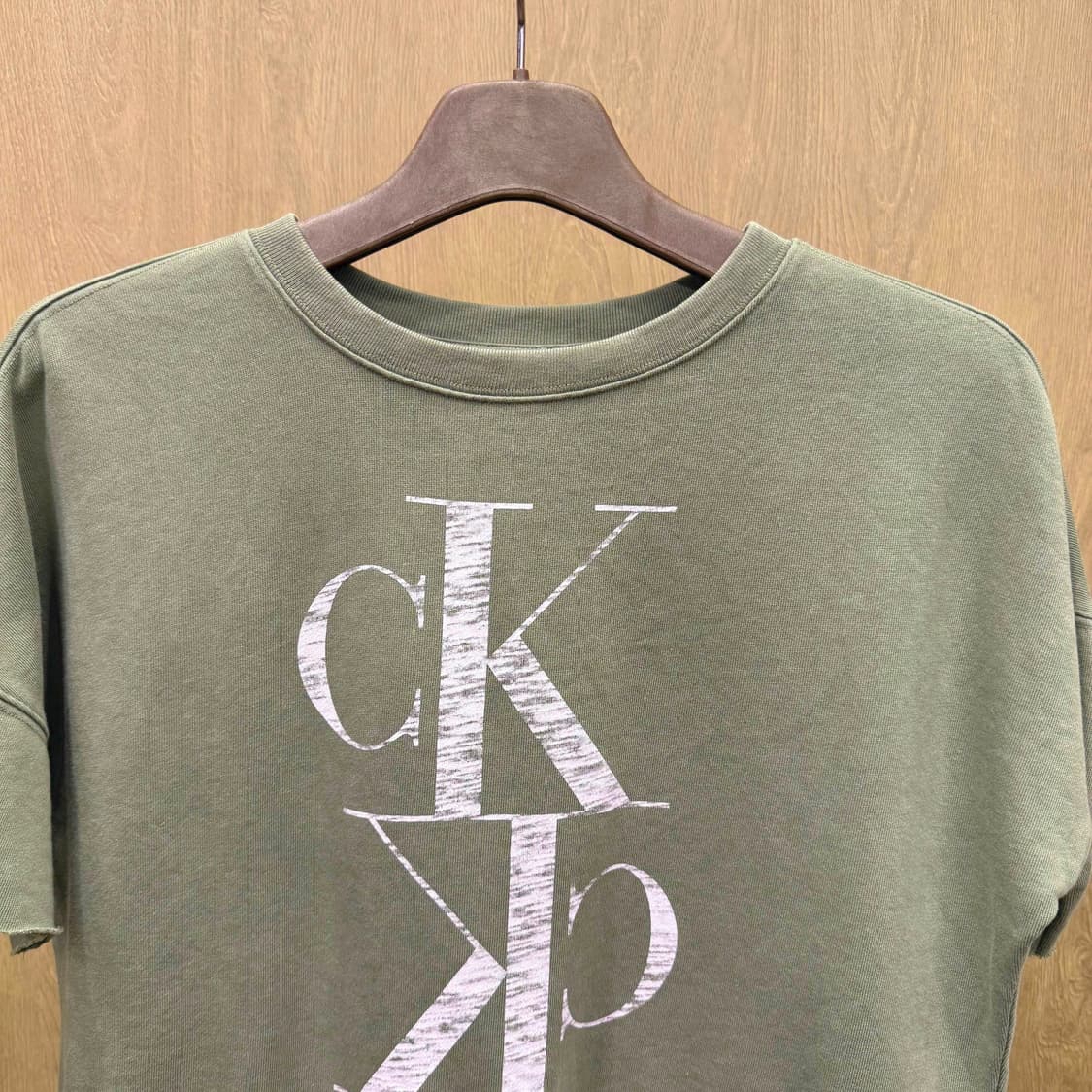 캘빈클라인 진스 크롭 반팔 맨두맨 CK 로고 프린트 디테일 카키 상품이미지4