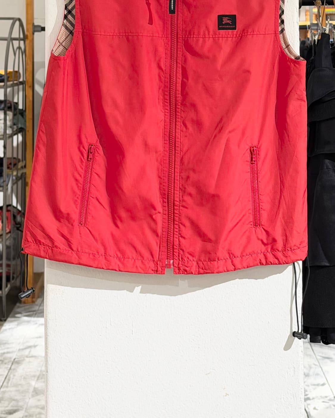 버버리 레드 클래식 나일론 슬리브리스 상품이미지5