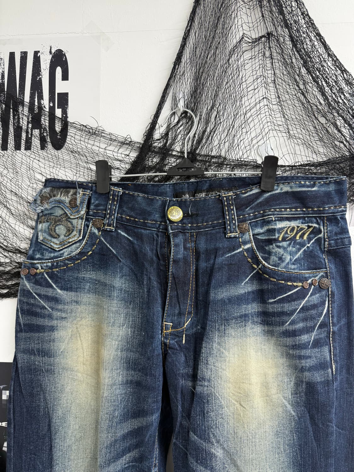 Red pepper cross patch detail jeans 상품이미지4