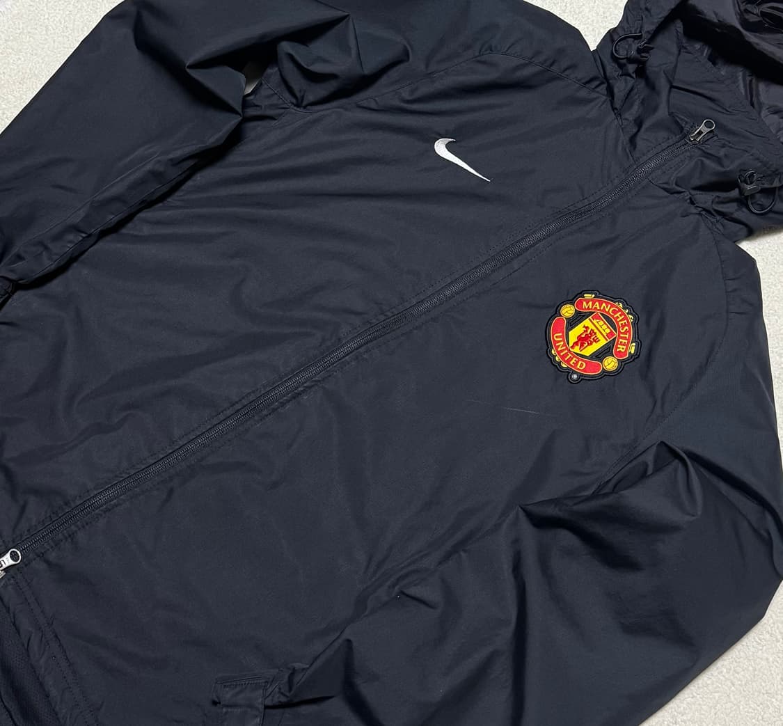 나이키 맨유 블랙 후드 투웨이 윈드러너 상품이미지4