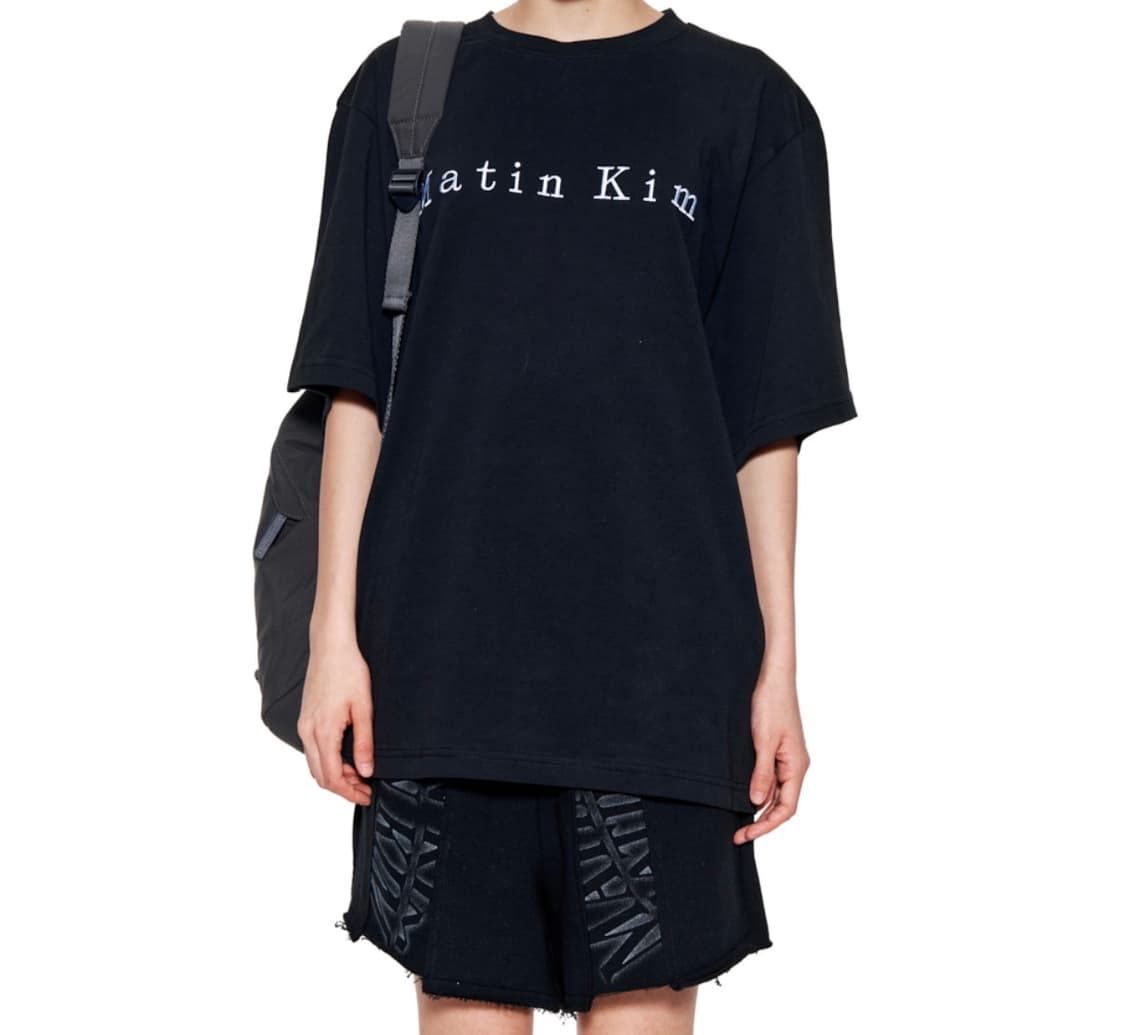 마뗑킴 MATIN EMBROIDERY LOGO TOP IN BLACK 상품이미지4