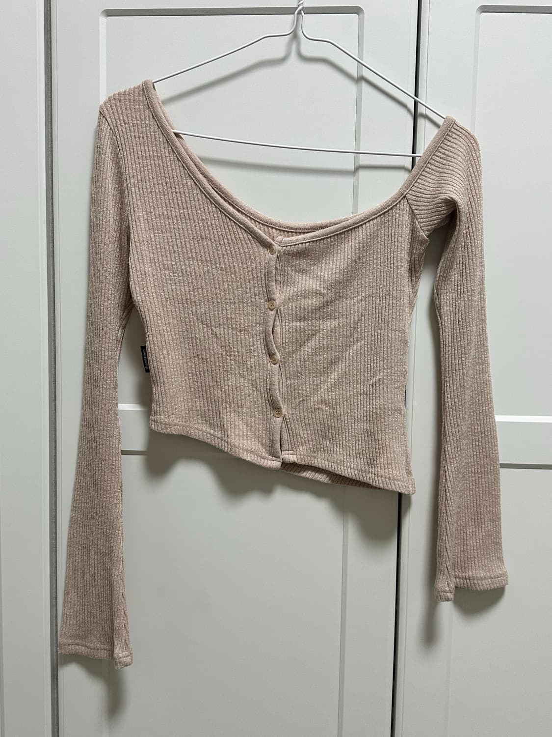 쓰리타임즈 원숄더 가디건 버튼티 베이지 상품이미지2