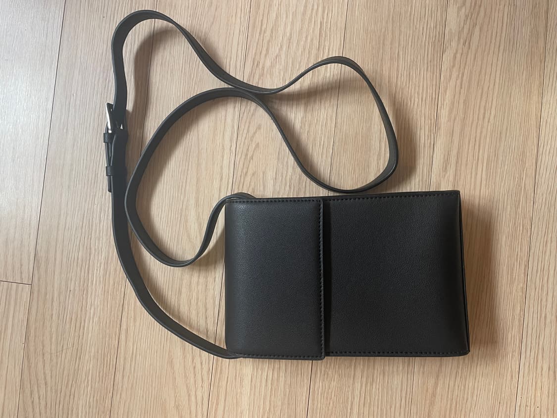 무신사 스탠다드 신세틱 레더 스퀘어 미니 크로스 백 팝니다 상품이미지1