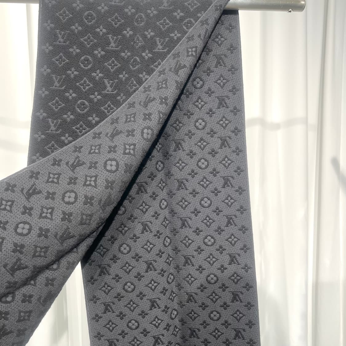 [정품] 루이비통 모노그램 머플러 블랙 상품이미지2