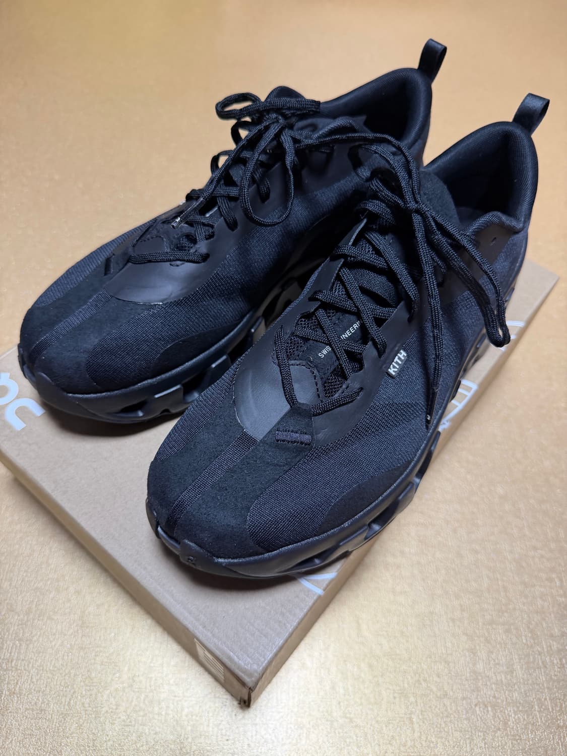 [270][42.5]온러닝 x  kith(키스) / k-테크1 상품이미지1