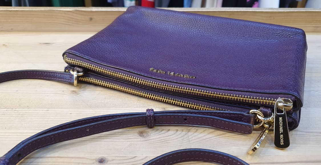 마이클코어스 레더 크로스백 상품이미지2