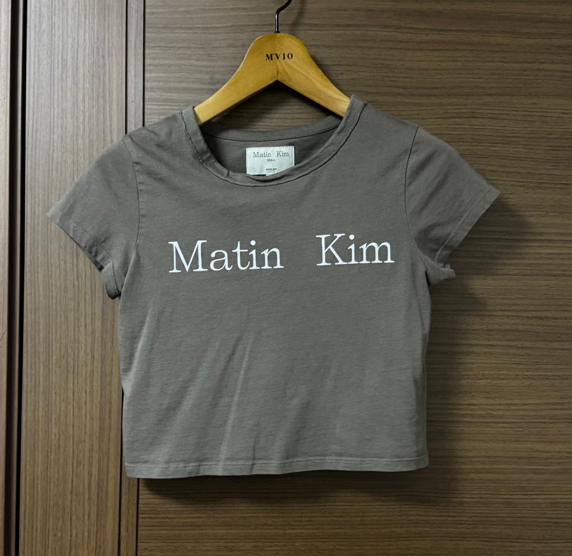 마뗑킴 반팔 티셔츠 LOGO CROP TOP IN CHARCOAL  상품이미지2