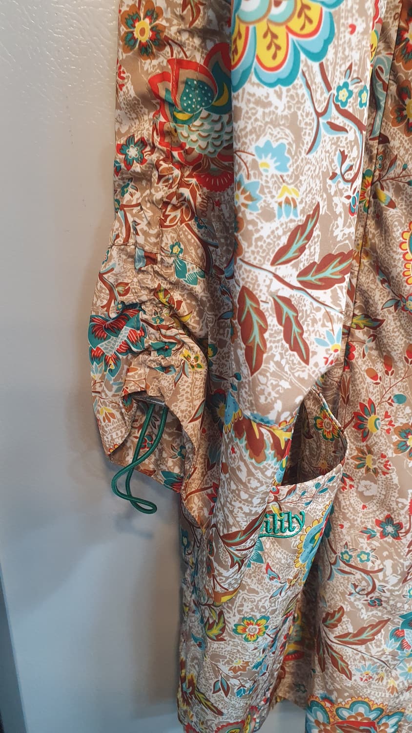 S사이즈 오일릴리 바람막이 점퍼입니다. 화려한 패턴이 돋보이는 제품이에요 상품이미지3