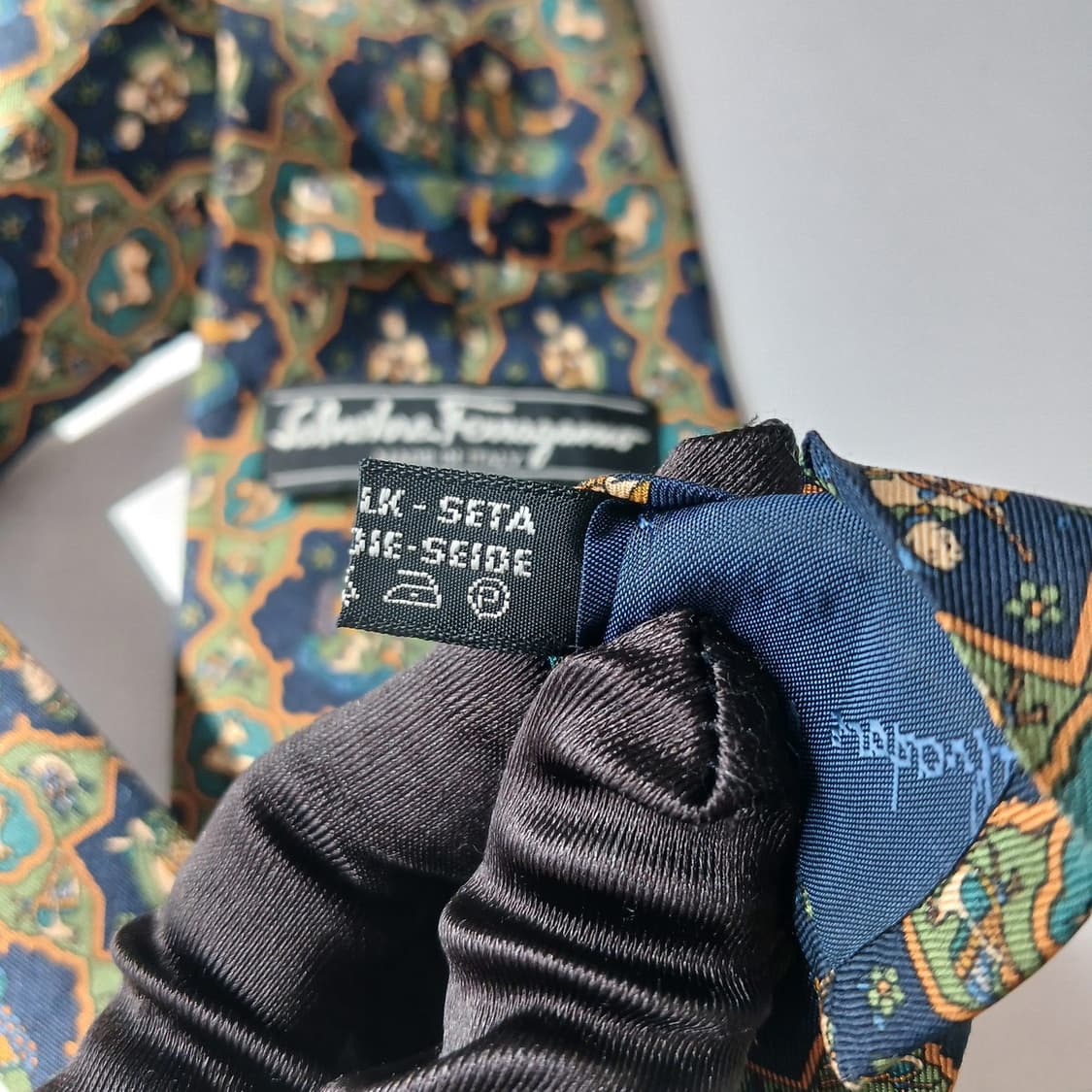 살바토레페라가모 네이비오리엔탈 패턴 넥타이 9.3cm A~B등급 E956 상품이미지7
