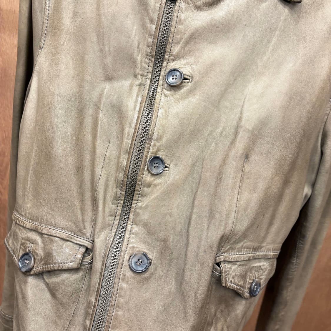 돌체앤가바나 레더 밀리터리 자켓 워싱 텍스처 어깨 견장 디테일 베이지 상품이미지10