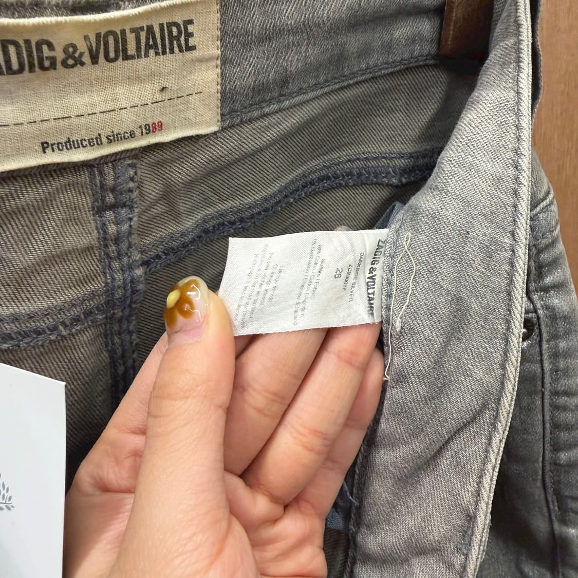 자딕앤볼테르 슬림핏 레더 코팅 데님 팬츠 로고 디테일 라이트 그레이 상품이미지7