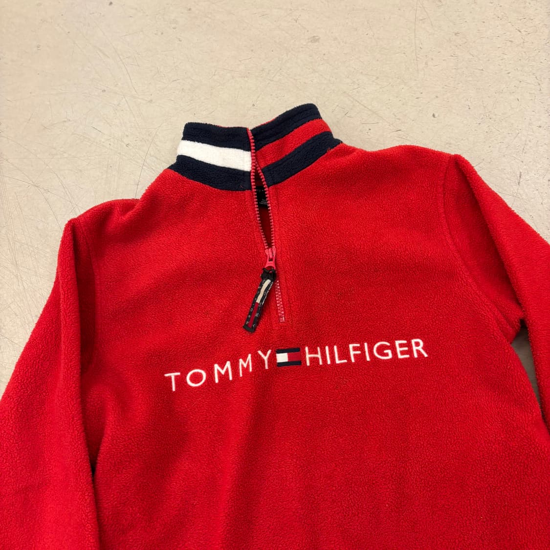 타미힐피거 레드 빅로고 플리스 하프집업 상품이미지2