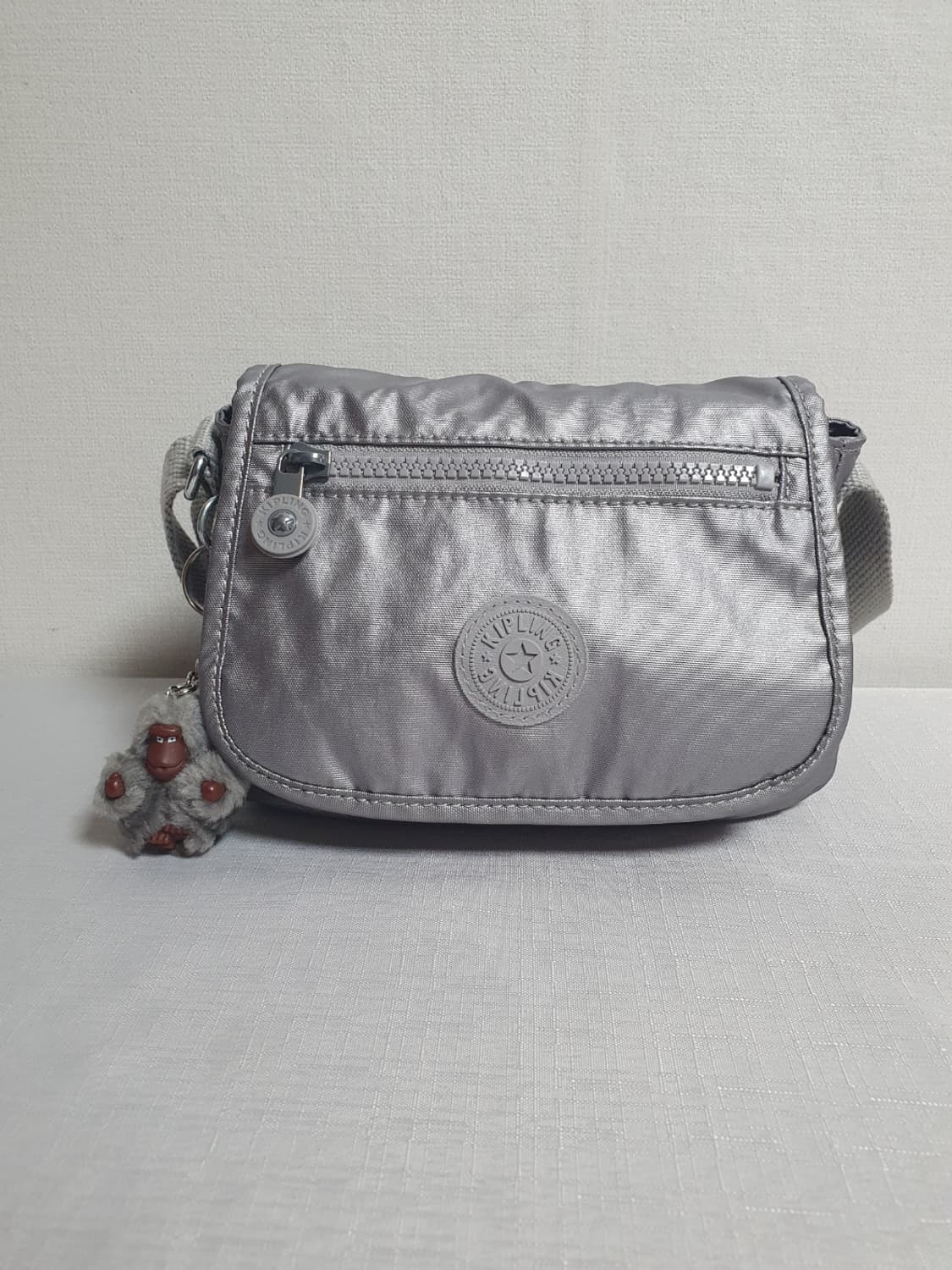 키플링 메탈릭 실버 미니 크로스백 상품이미지1
