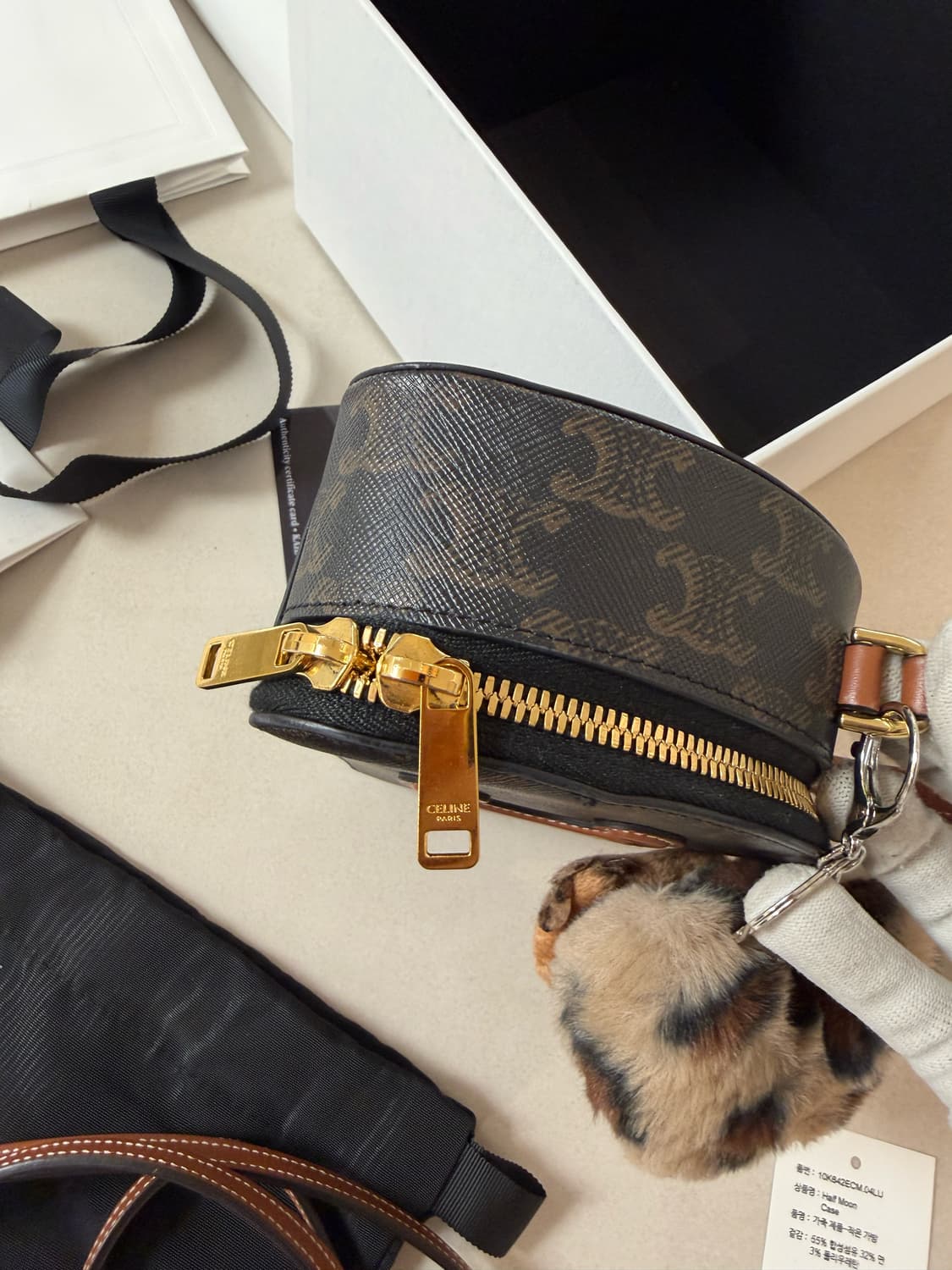 정품 셀린느 하프문 케이스 상품이미지6