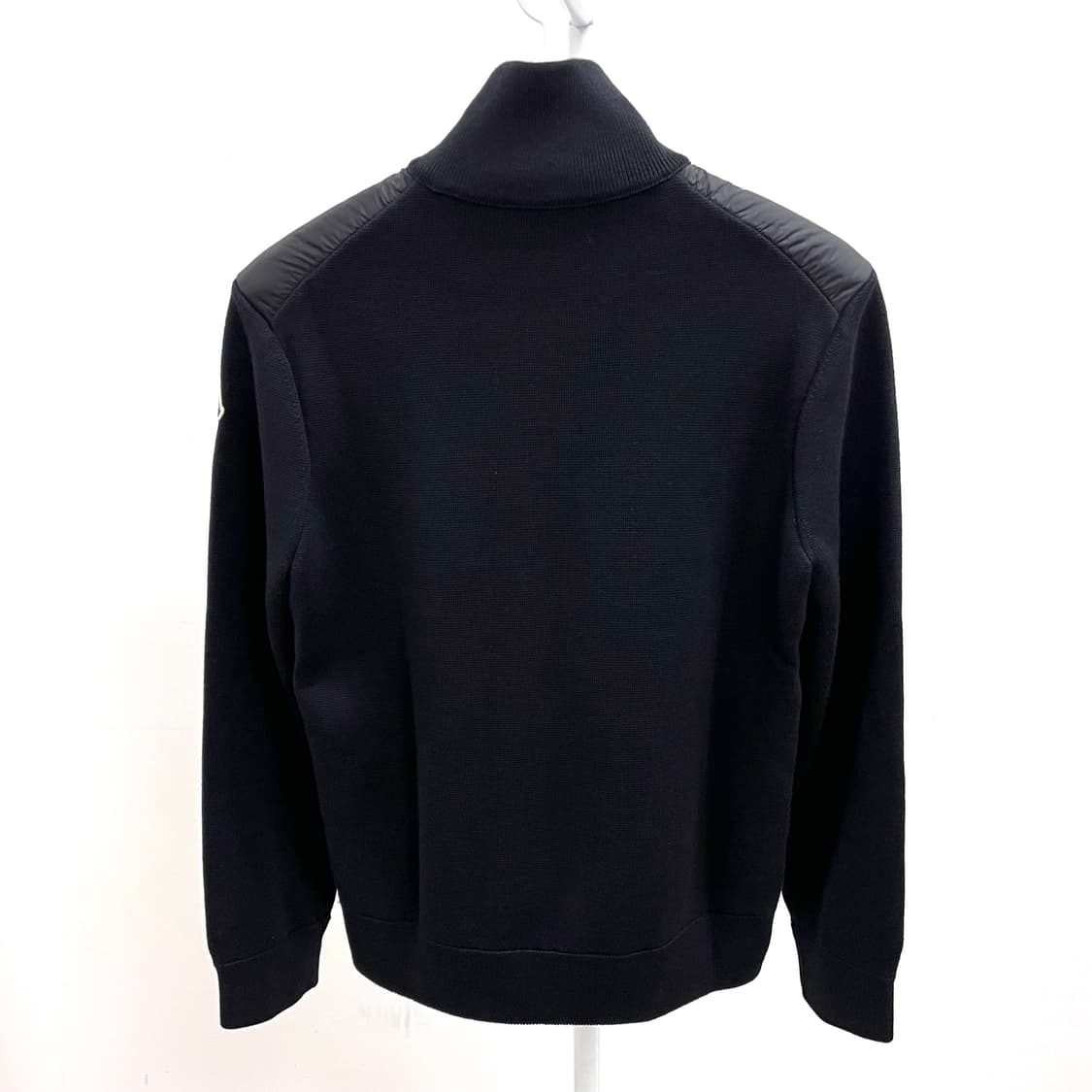 [25년식/M사이즈] 몽클레어 니트패딩 와펜 로고 김현우 패딩 블랙 상품이미지4