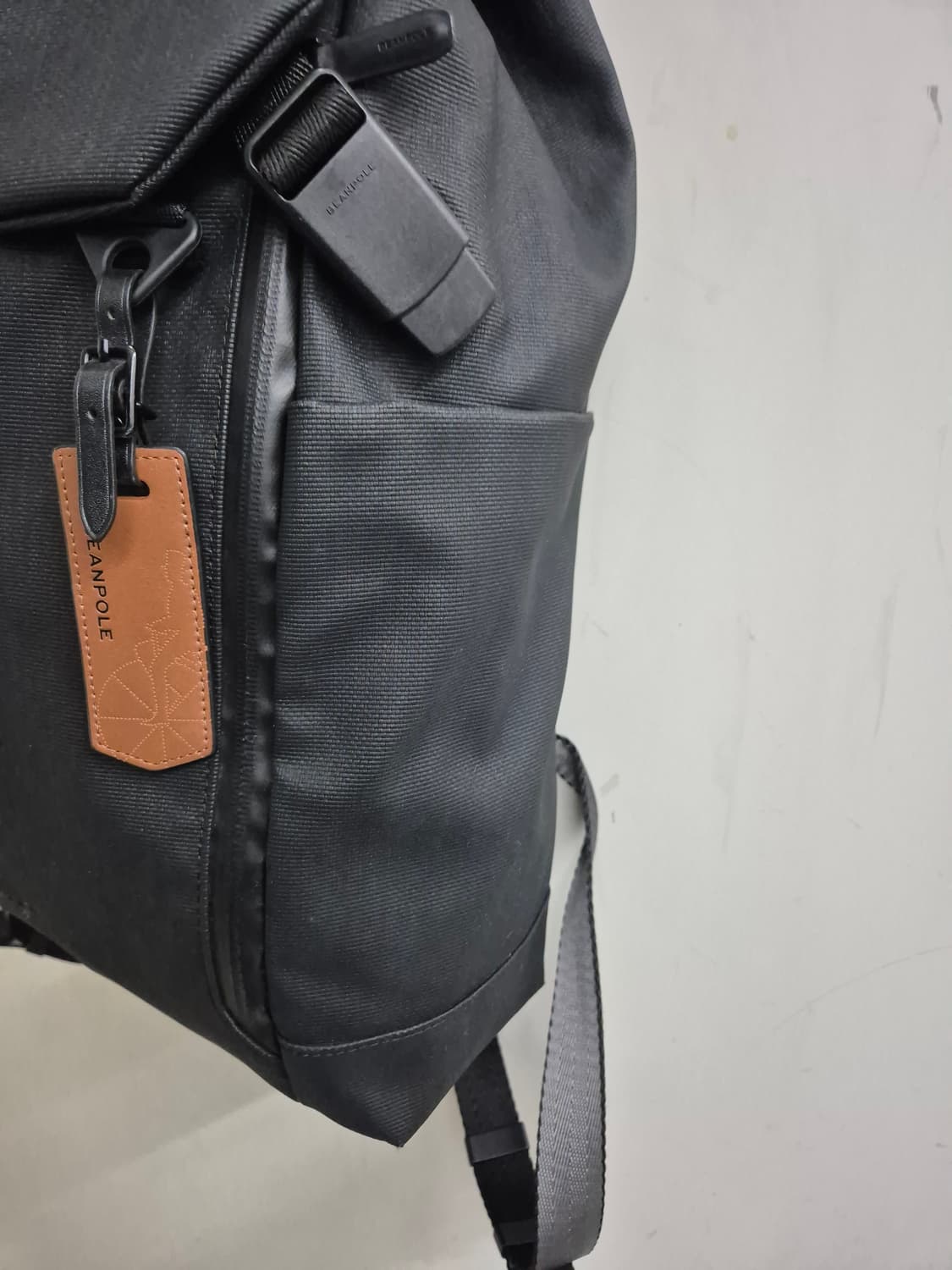 빈폴 블랙 플랩 백팩 (BE87D2S205) 상품이미지2