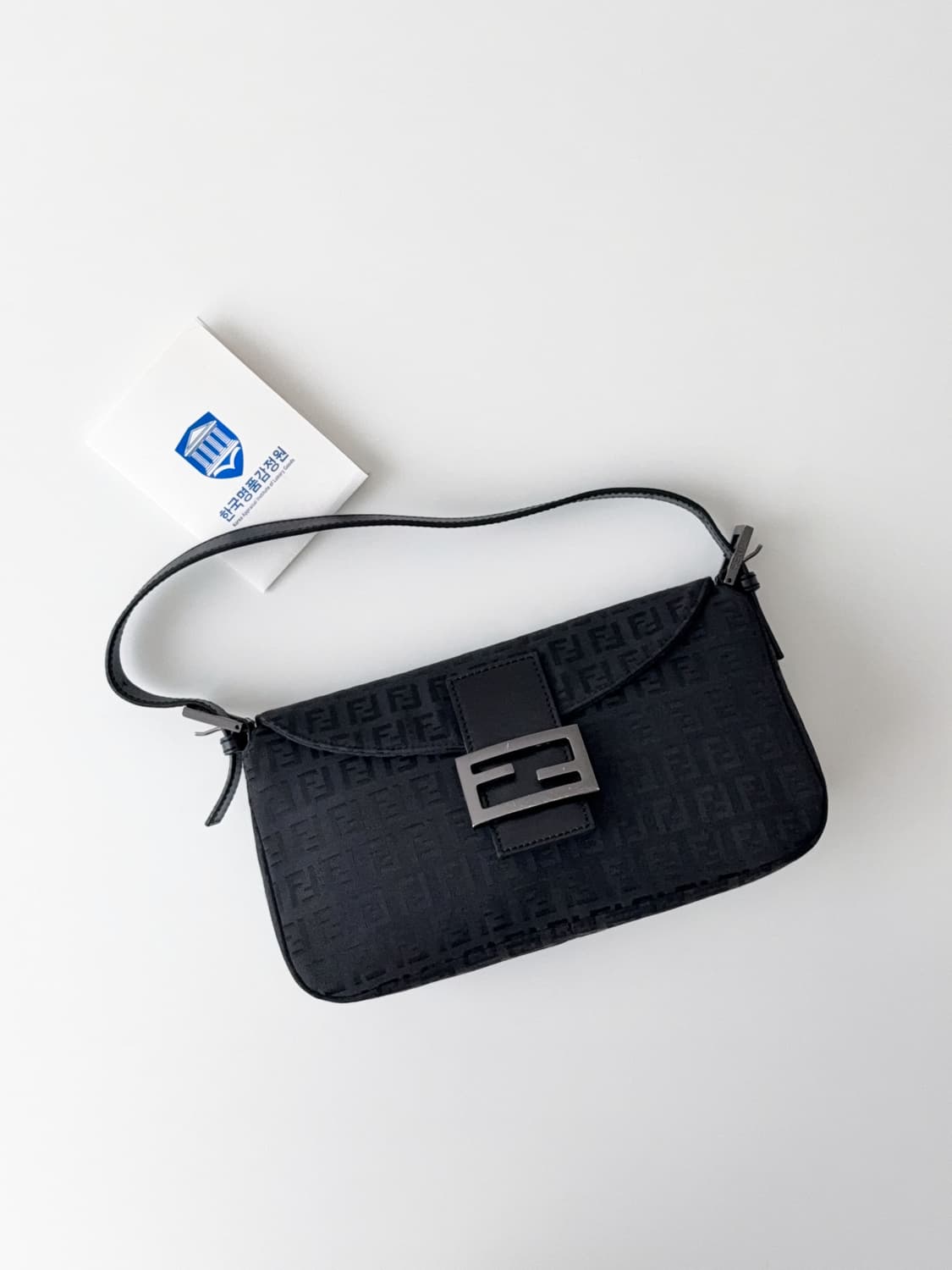 펜디 주카 더블 플랩 바게트백 상품이미지5