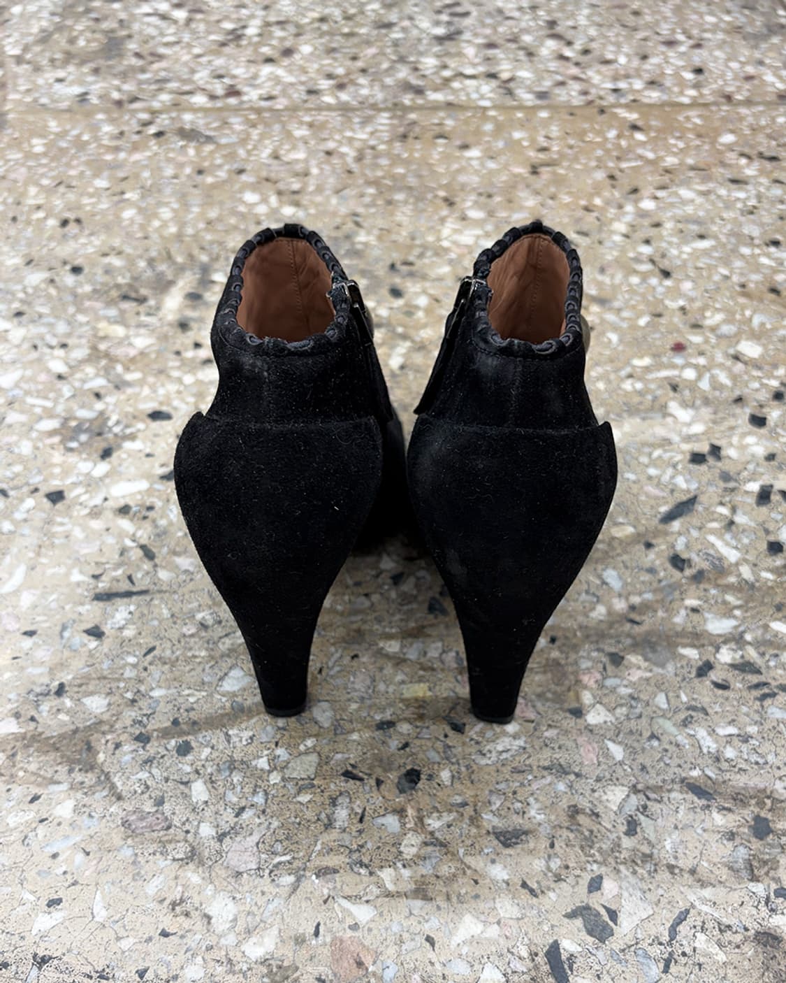 알라이아 스웨이드 펌프스 상품이미지4