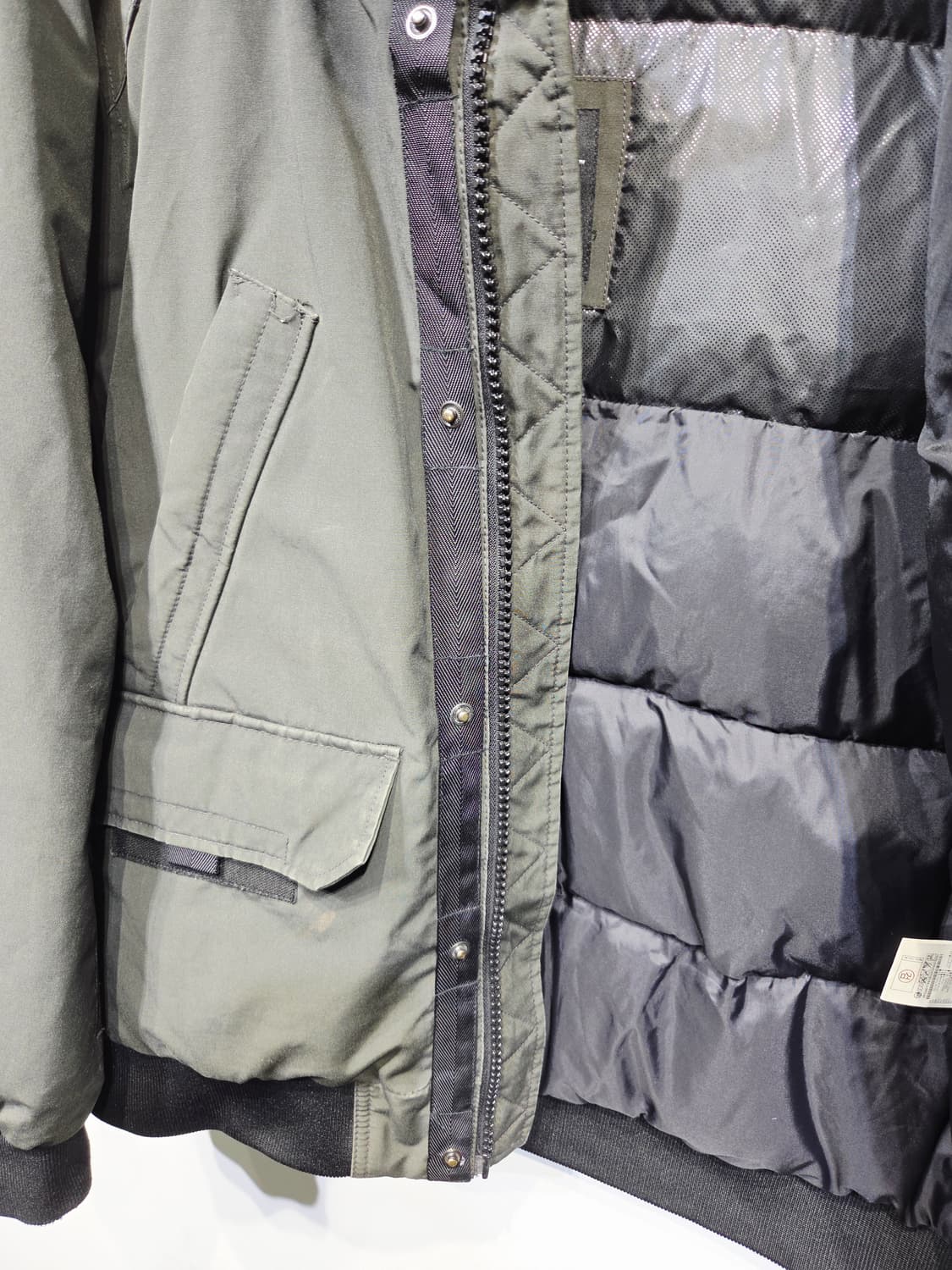 내셔널지오그래픽 유틸리티 덕다운 숏패딩 차콜 상품이미지7