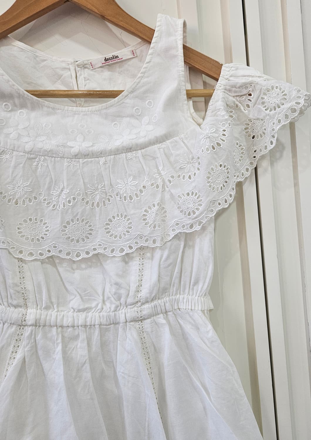 화이트 펀칭 레이스 오프숄더 원피스 상품이미지3