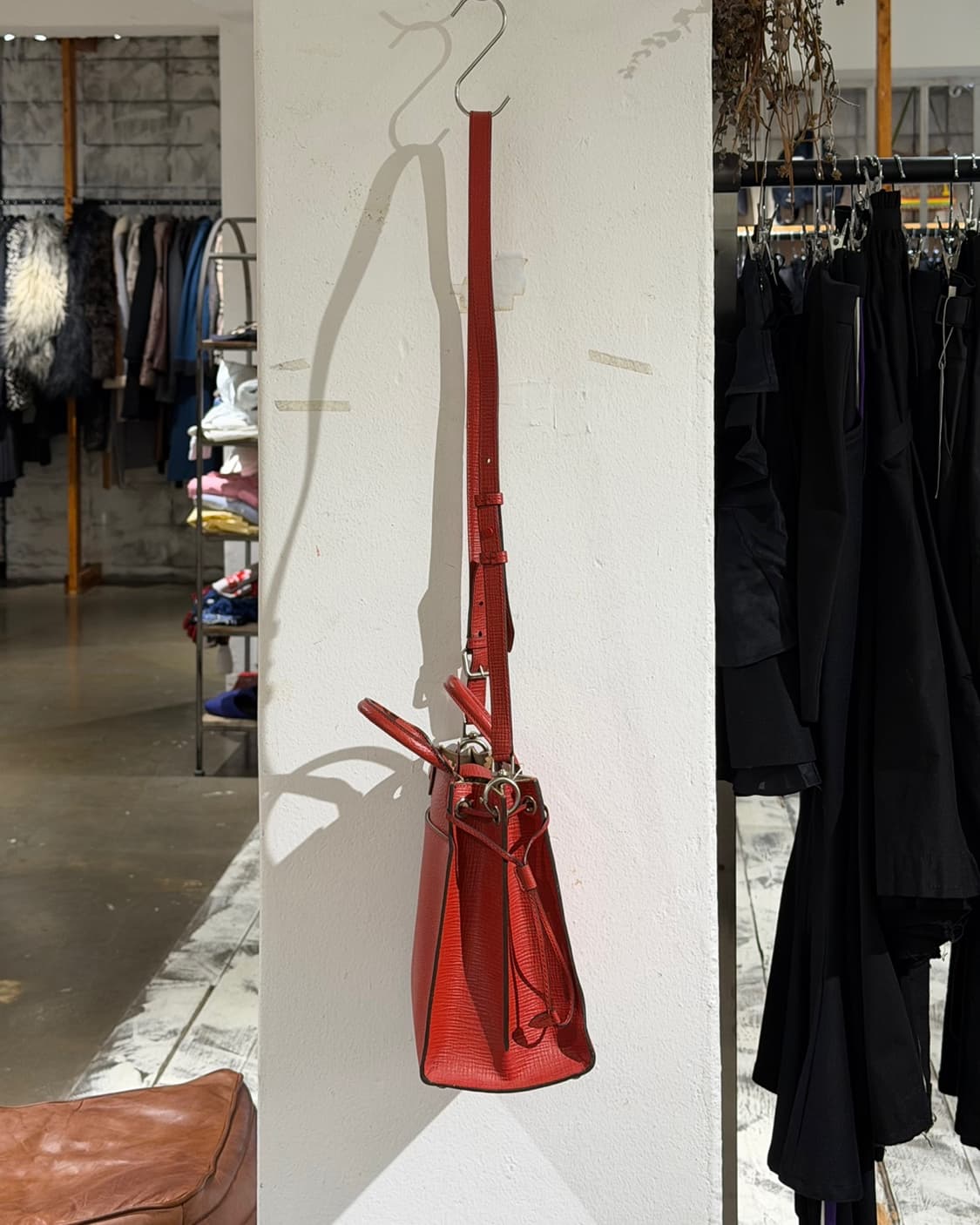 메종 마르지엘라 레드 5AC 미디엄 레더 버킷백 상품이미지3