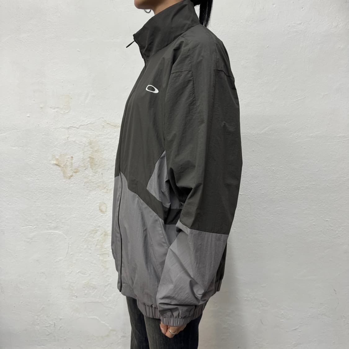 오클리(OAKLEY) 차콜 그레이 컬러블록 테크 하이넥 윈드브레이커 상품이미지2