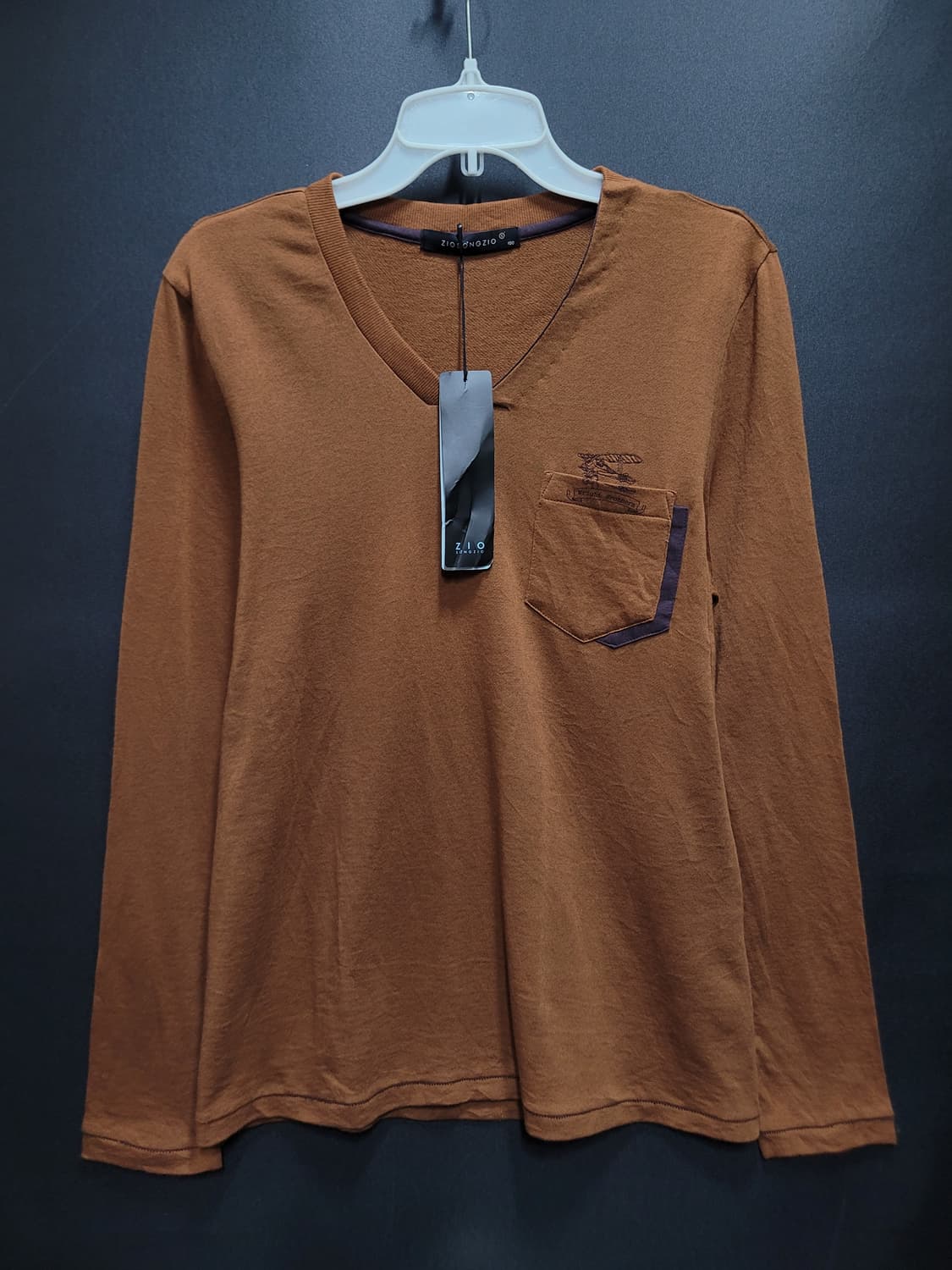 ZIO SONGZIO 지오송지오 포켓 자수로고 브이넥 셔츠(새제품급) 상품이미지1