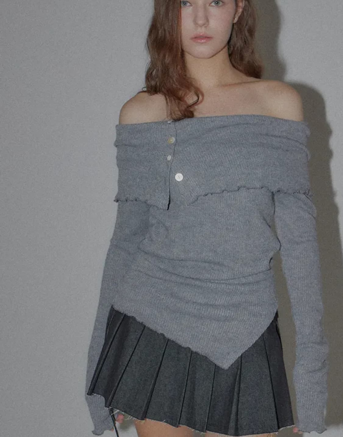 디어스토커 케이트 버튼 오프숄더 티 상품이미지1