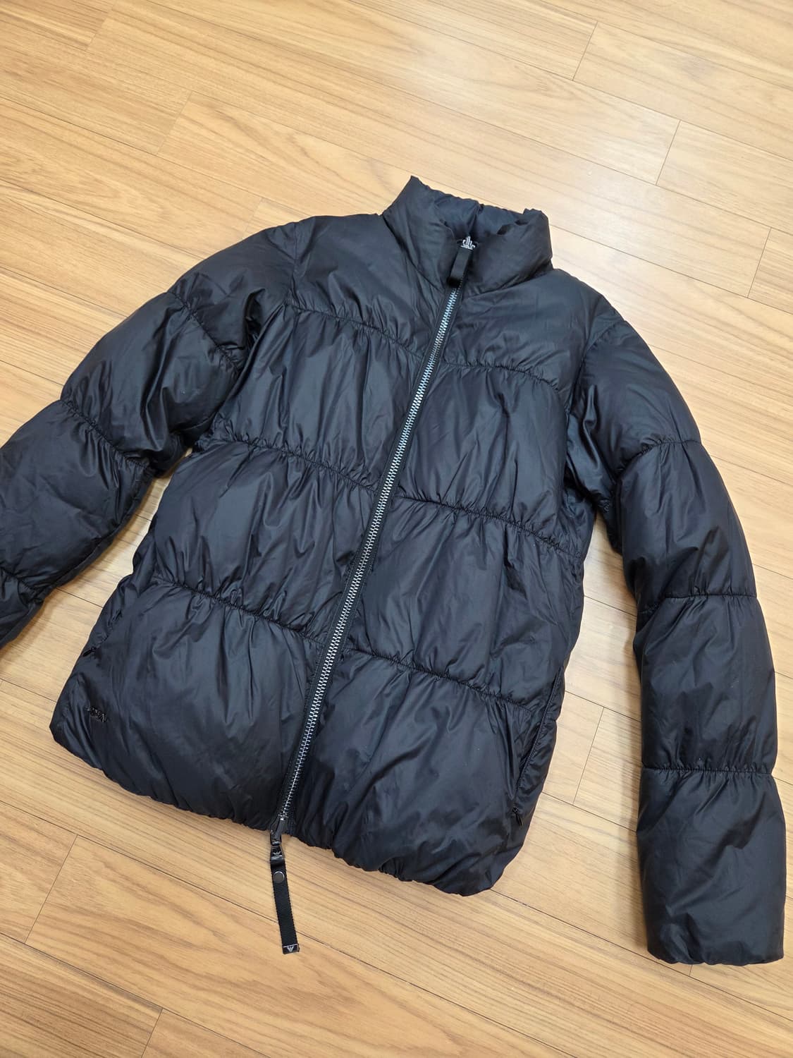 엠포리오 아르마니 블랙 패딩 판매합니다. 무난한 디자인이라 여기저기 잘  상품이미지1