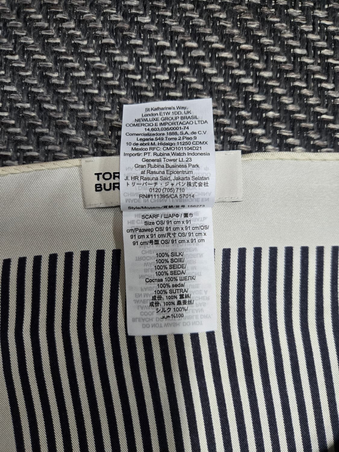 토리버치 24ss 핀스트라이프 로고 실크 스퀘어 스카프 상품이미지7