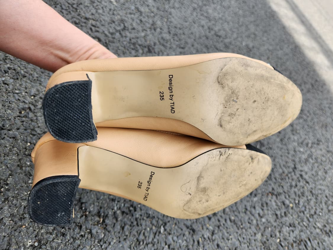 TIAD 진주 장식 여성 펌프스 베이지/블랙235 상품이미지5