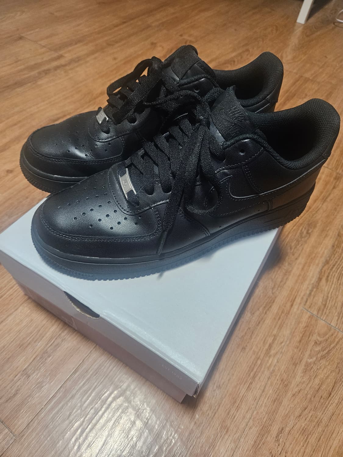 나이키 에어포스 로우 블랙 올검 275. 상품이미지1