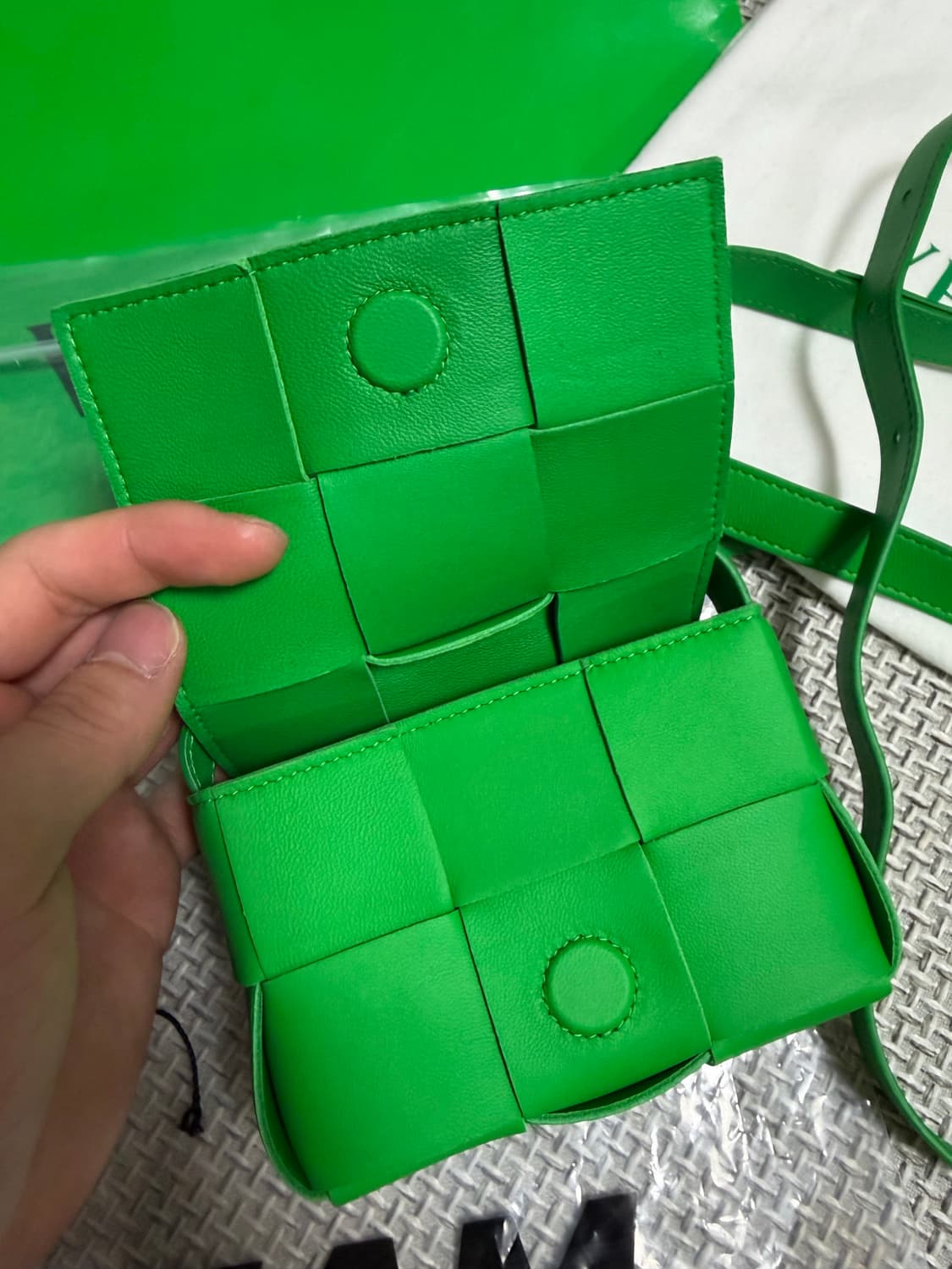 크림 새상품급 보테가베네타 미니 카세트백 상품이미지5