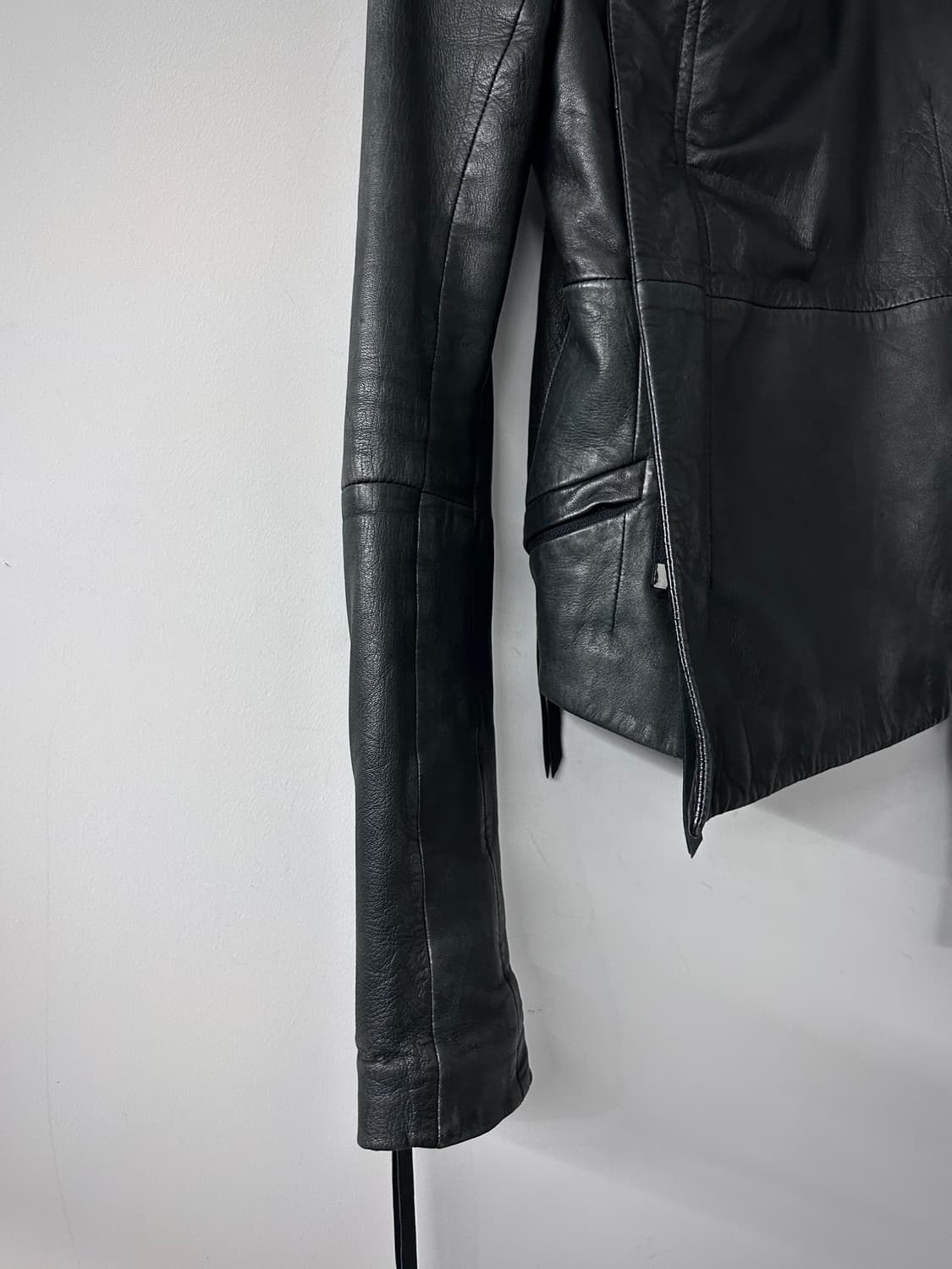 Ekam 비대칭 드레이프 하이넥 램스킨 자켓 상품이미지5