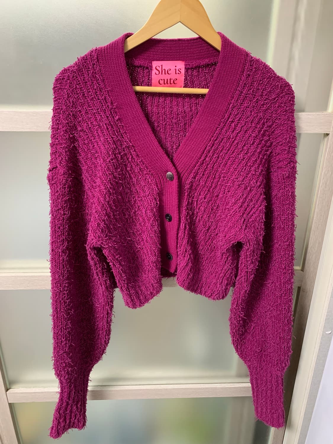 쉬이즈큐트 플러피 가디건 플럼 1번 착용 상품이미지2