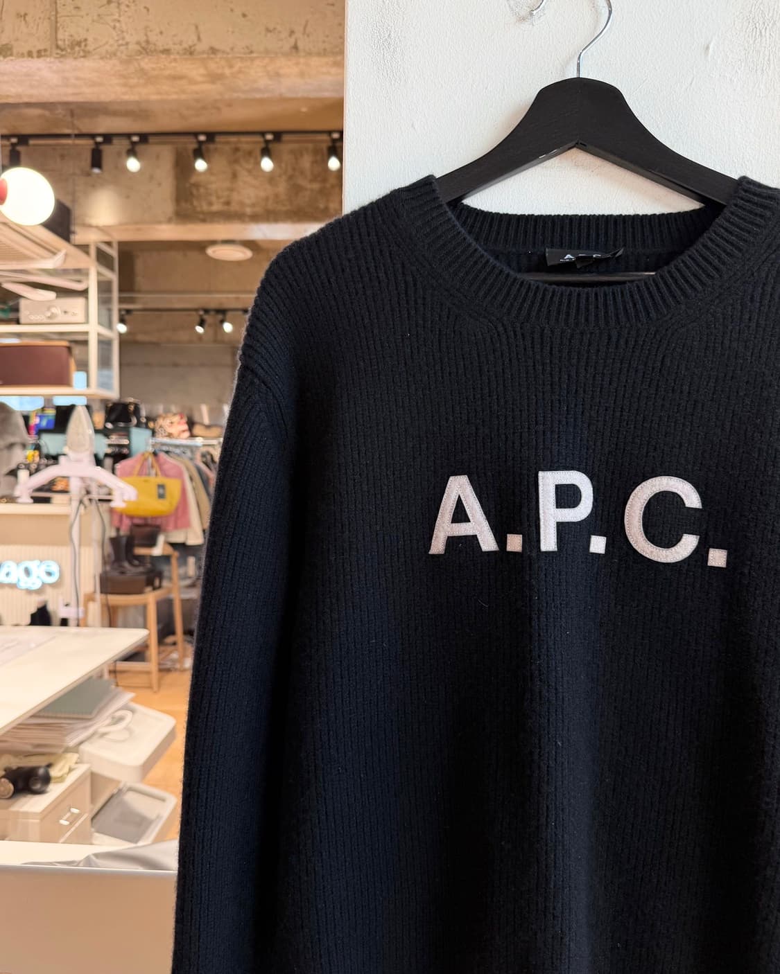 아페쎄 블랙 로고 디테일 크루넥 니트  상품이미지3