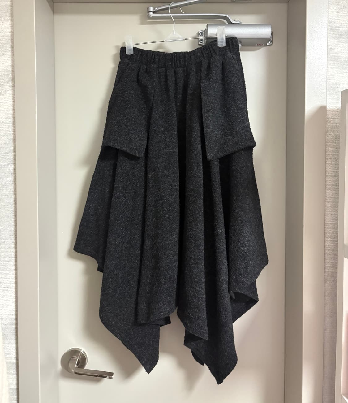드레이프 포켓 차콜 스커트 상품이미지1