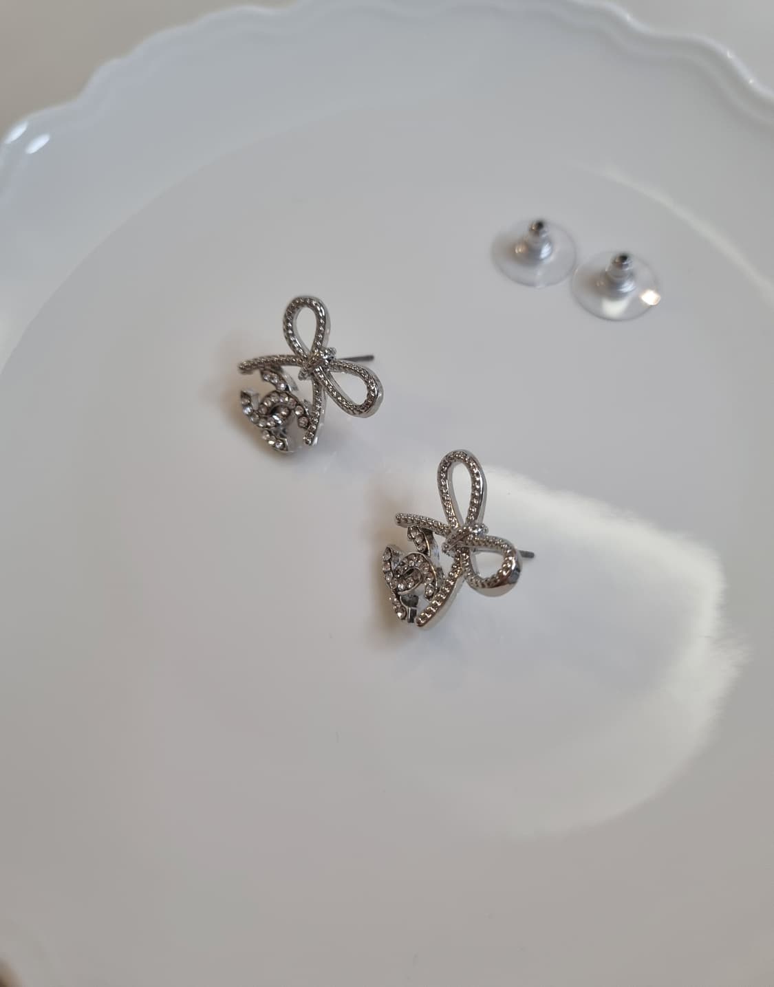 샤넬 업사이클링 은장 리본 귀걸이 상품이미지4